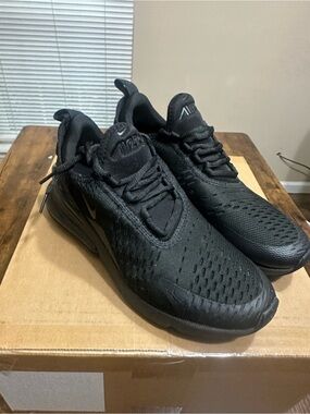 Nike Air Max 270.. Like New.. size 7Y